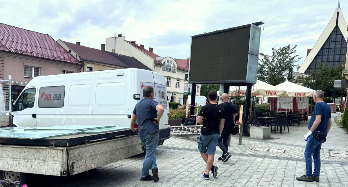 Telebim na rynku to już historia. Trwa demontaż – co powstanie w jego miejscu?