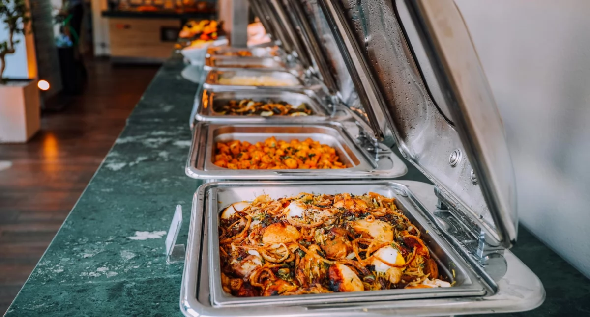 Sposób na lunch - jak catering firmowy zwiększa wydajność i satysfakcję pracowników?