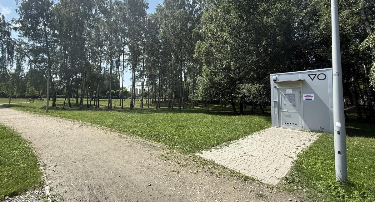 Toaleta w Parku Podłęże została zdewastowana