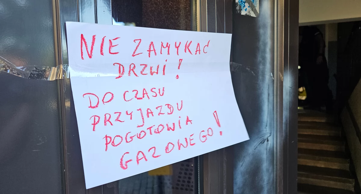 Woń gazu obudziła mieszkańców bloku. Reakcja lokatorów była wzorowa