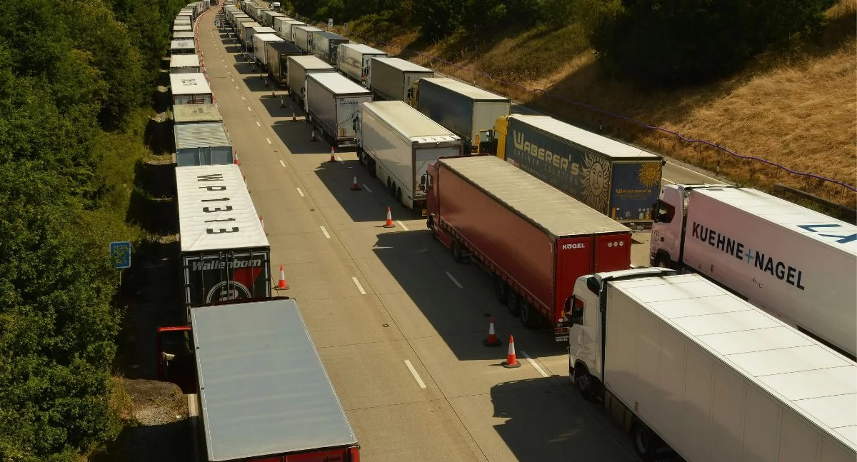 Bezpieczeństwo przede wszystkim: Jak prawidłowo zabezpieczyć ładunek w kontenerze na czas transportu drogowego?