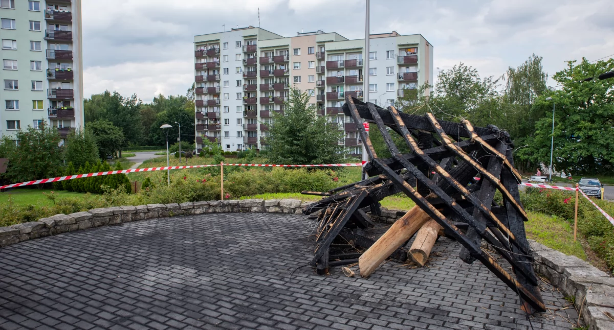 Podpalili słomiane parasole na Leopoldzie. Klimatyczne miejsce zamienione w pogorzelisko!