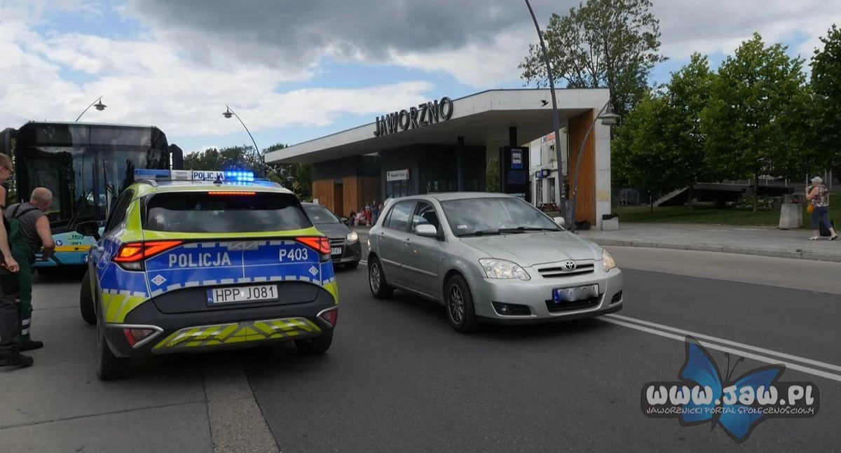 Autobus jechał na chodniku w centrum Jaworzna. PKM wyjaśnia nietypowy manewr kierowcy