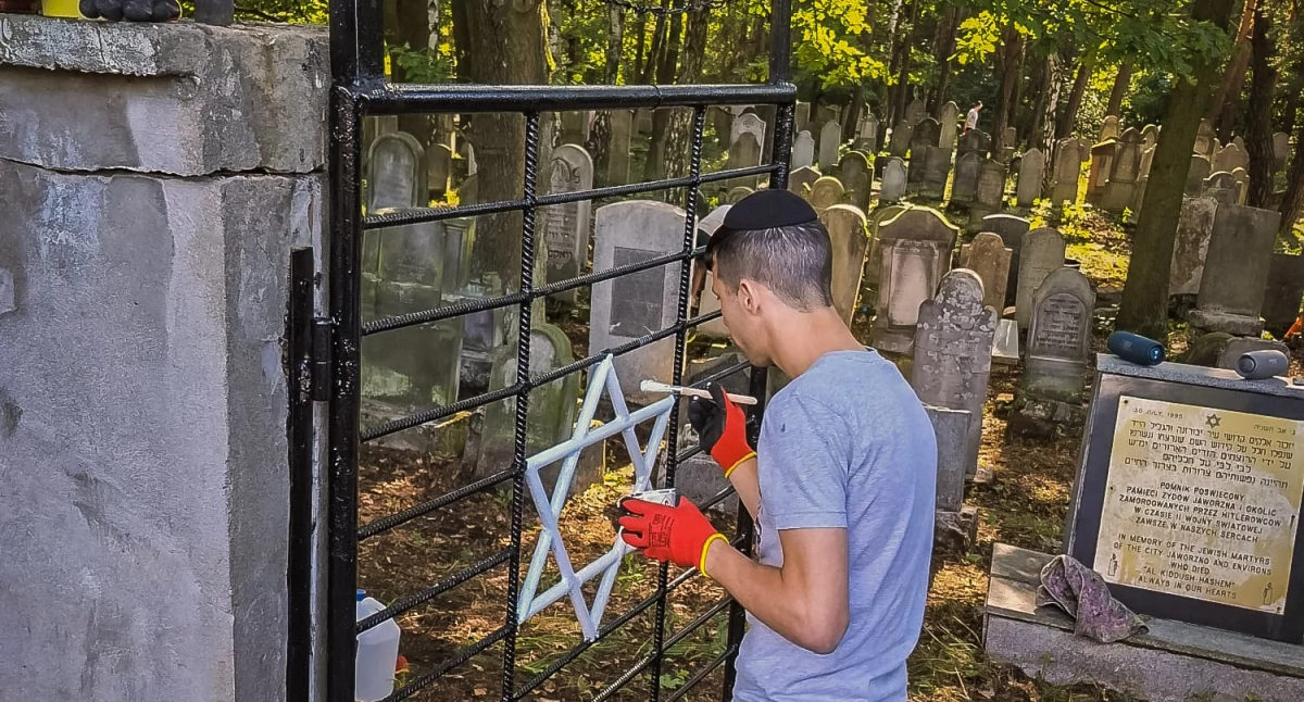Potomkowie jaworznickich Żydów wysprzątali kirkut, cmentarz żydowski przeszedł gruntowne porządki