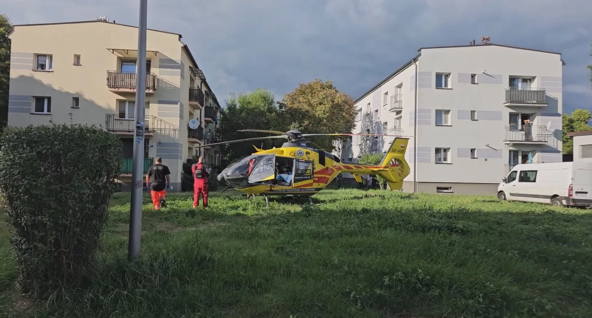 Perfekcyjne lądowanie między blokami. Wszystko przez skaleczenie kątówką