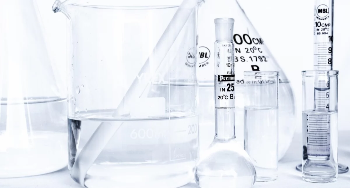Profesjonalne plastiki laboratoryjne – gwarancja precyzji i bezpieczeństwa