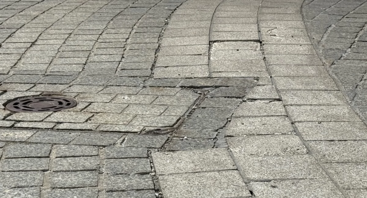 Kostka znowu pęka. Rynek w Jaworznie od.Nowa