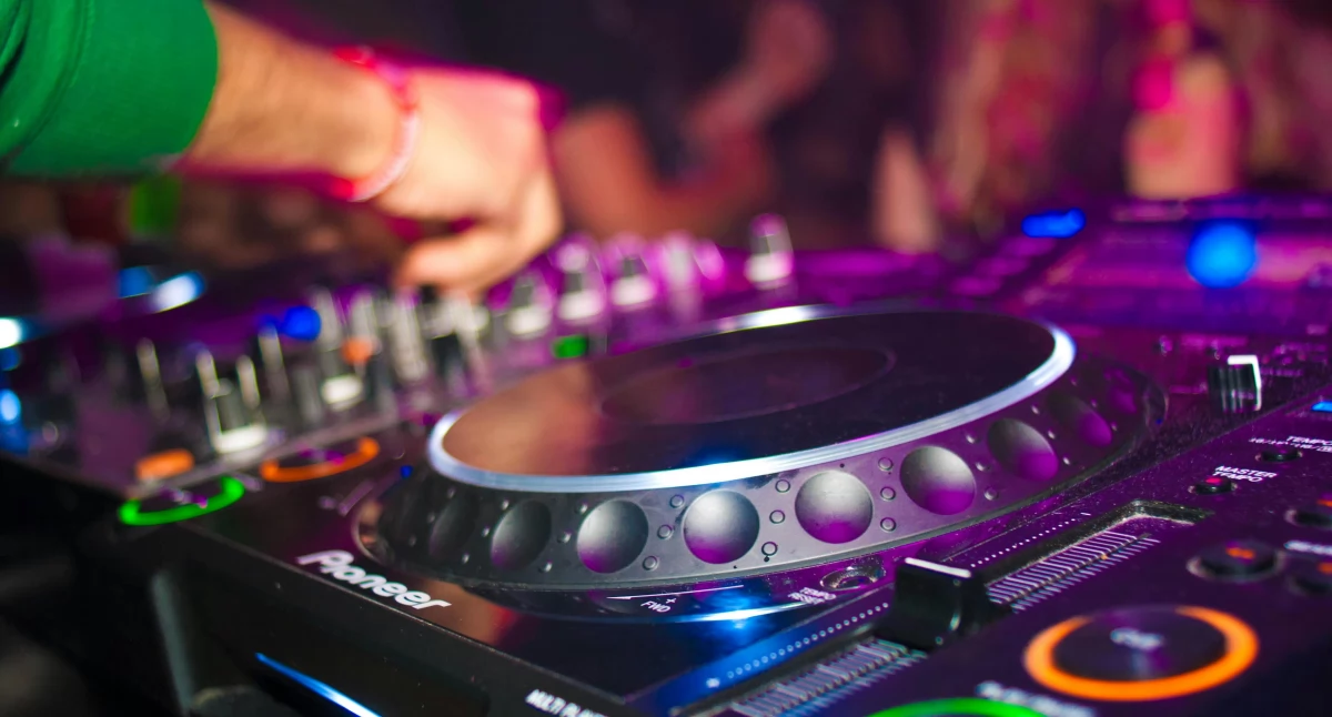 Od pasji do zawodu - jak zostać profesjonalnym DJ-em