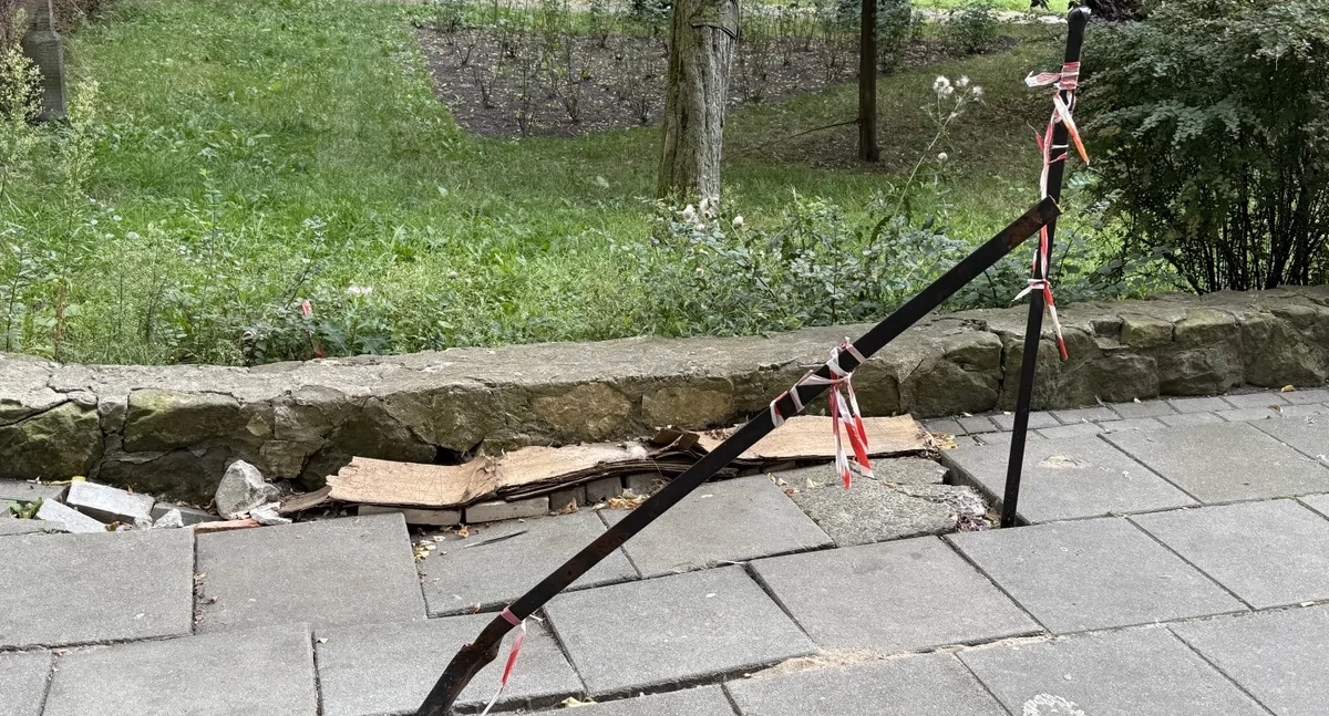 Niebezpieczna prowizorka. Zamiast naprawić chodnik, zabezpieczyli go ostrymi elementami