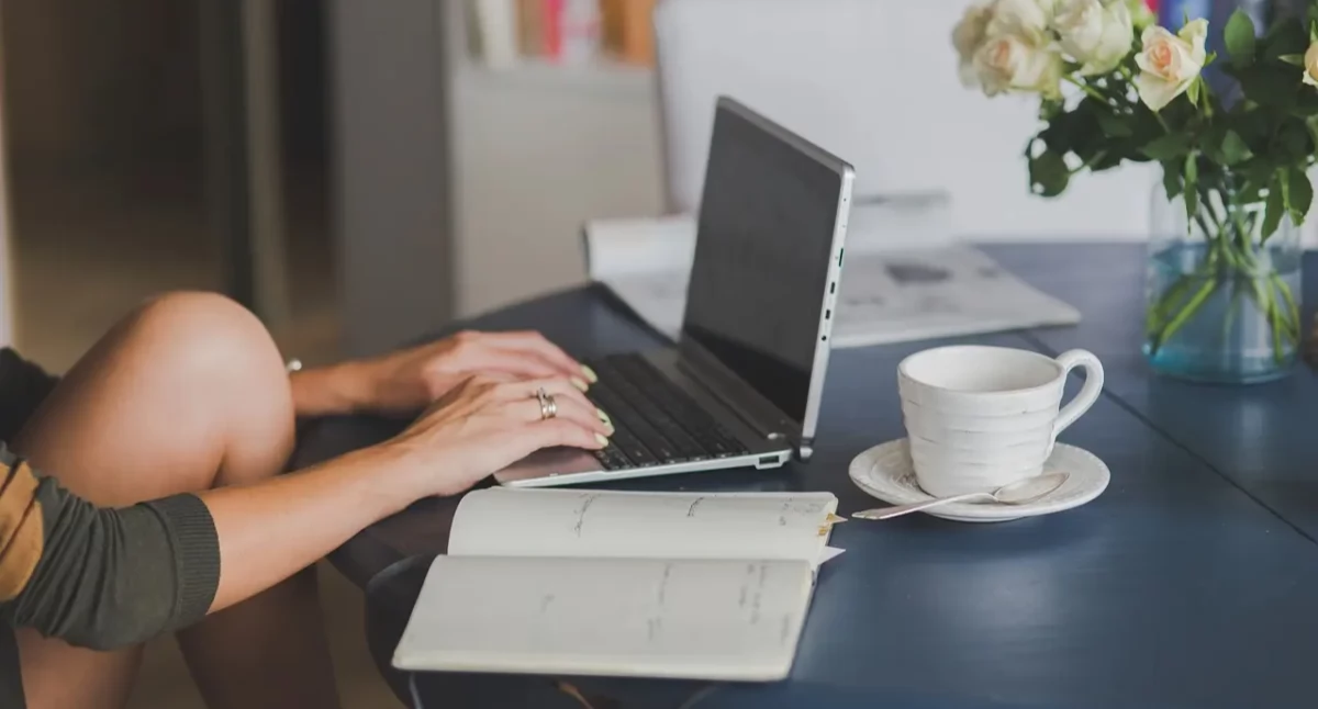 Czy warto dopłacać za wodoodporne etui na laptopa?