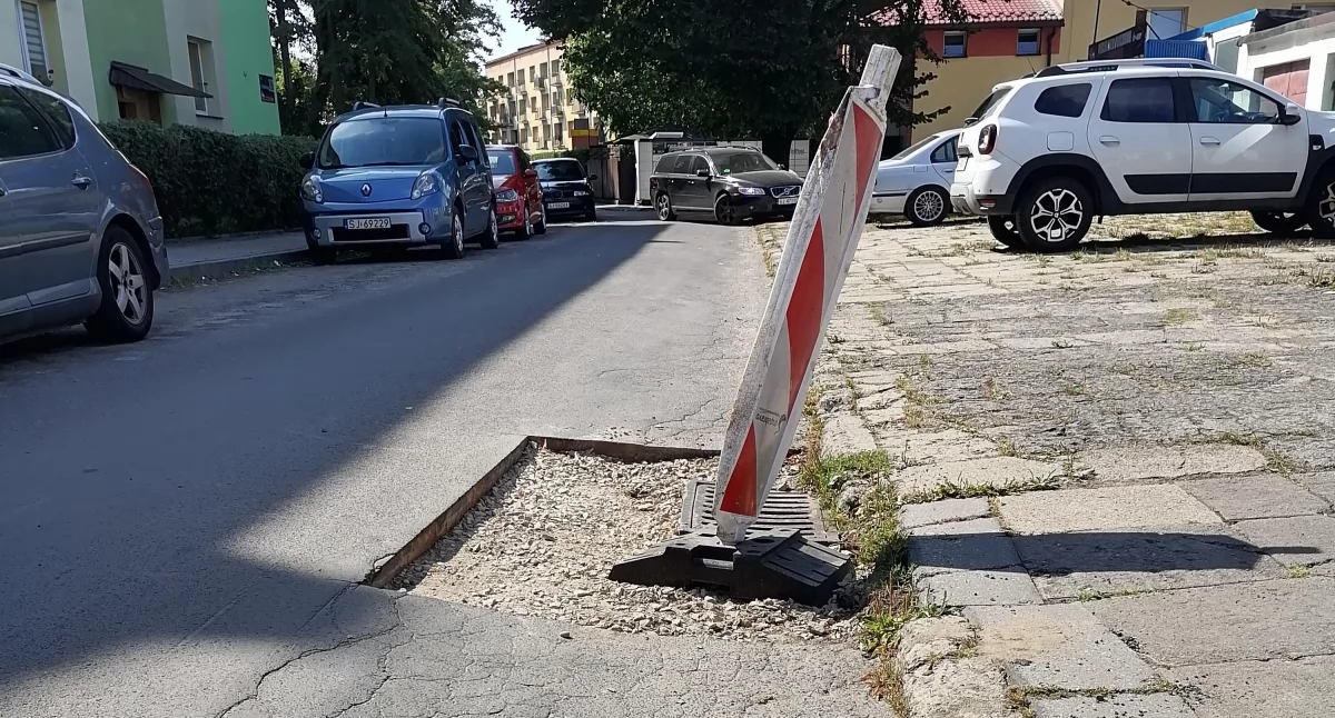 Wycieli dziurę w asfalcie i zostawili. Kierowcy mają utrudniony przejazd