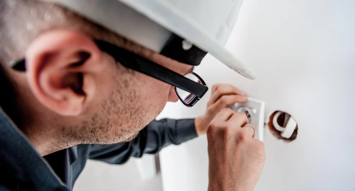 Dlaczego warto wybrać profesjonalnego elektryka? Kluczowe zalety fachowego wykonania instalacji elektrycznej