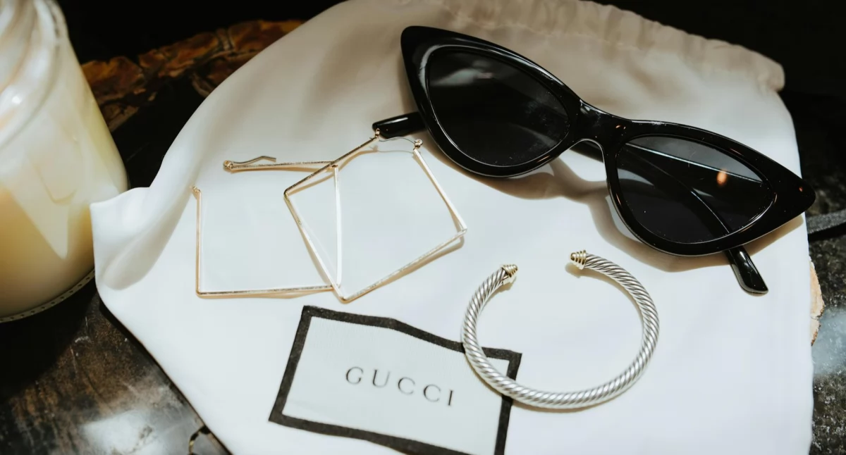 Kultowe ubrania i dodatki Gucci – jak znaleźć perełki z drugiego obiegu?