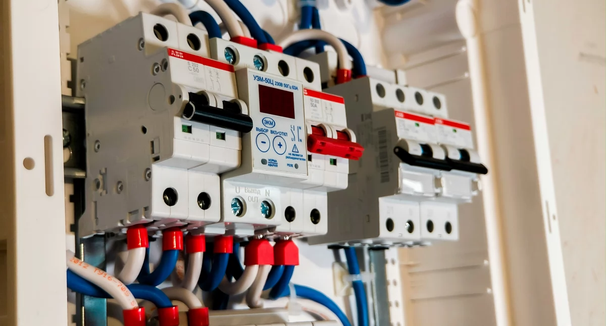 Do czego służy wyłącznik różnicowoprądowy w instalacji elektrycznej?