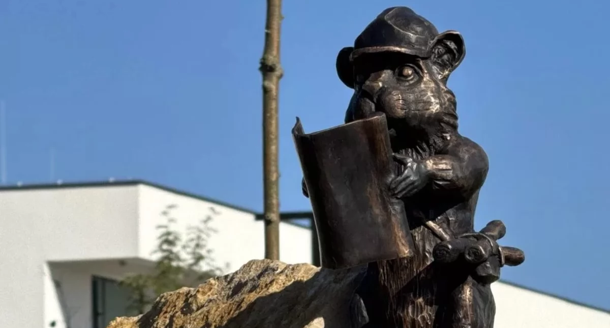 Nowa rzeźba na osiedlu Skałka – chomik „Budowlaniec”