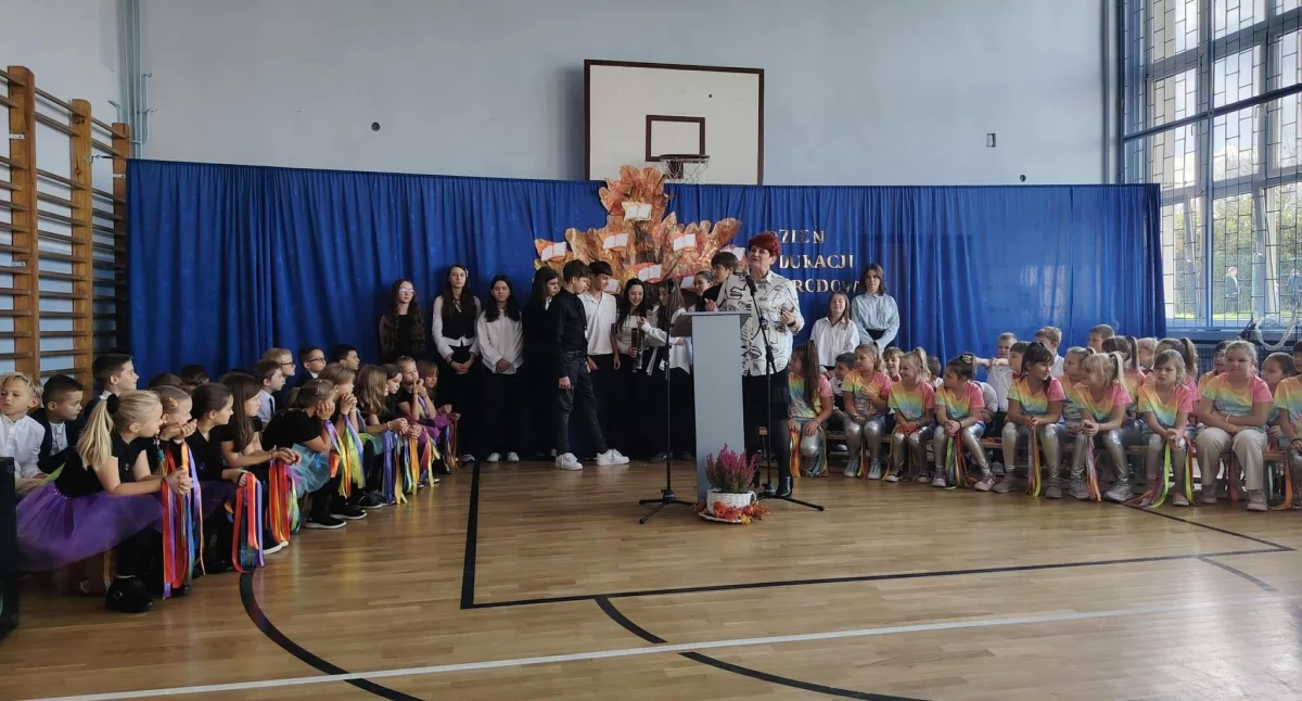 Uczniowie SP 18 wręczyli nauczycielom statuetki Tadeuszy