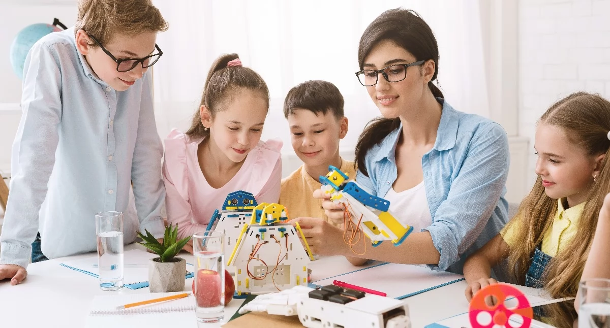 STEM w praktyce. Dlaczego warto dołączyć do innowacyjnych programów edukacyjnych?
