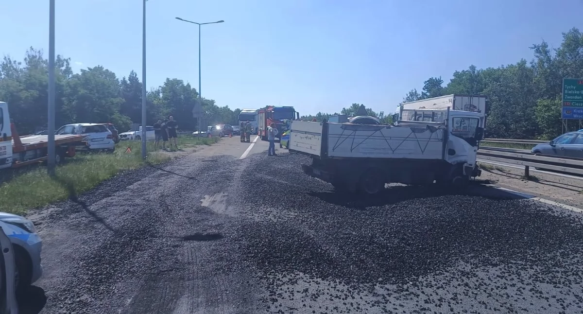 Utrudnienia na S1 w Jaworznie. Ładunek wysypał się na drogę