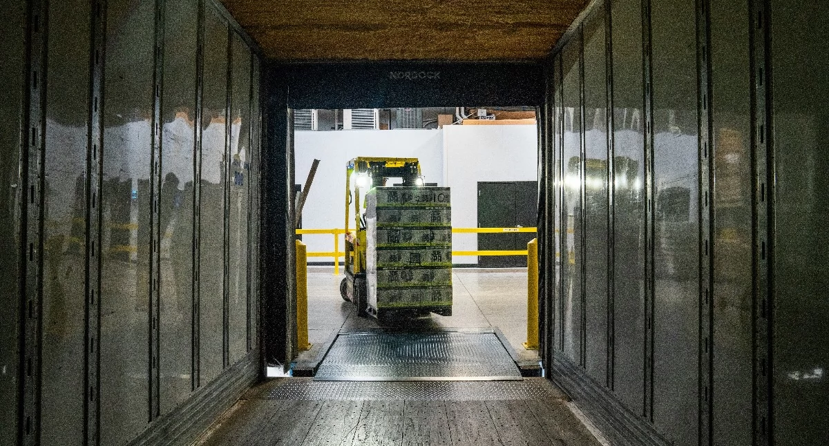 Transport międzynarodowy krok po kroku. Jak przebiega dostawa towaru z zagranicy?