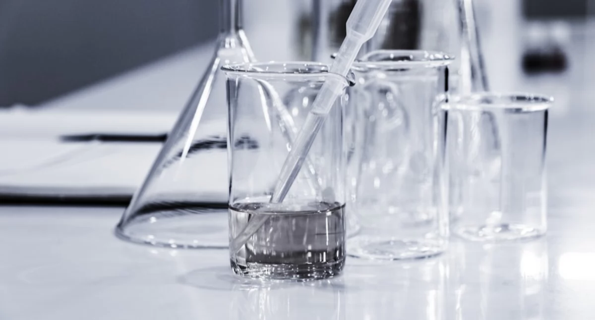 Wyposażenie laboratorium – jakie akcesoria są niezbędne do codziennej pracy?