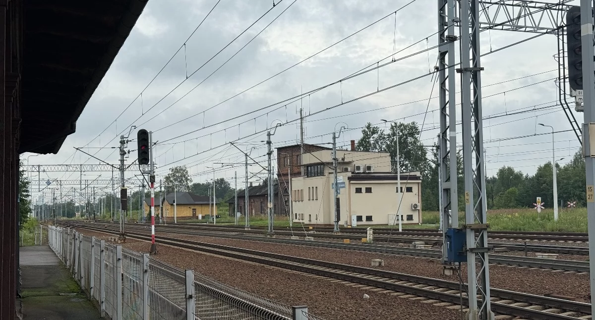 Dym w okolicach nastawni kolejowej Jaworzno Szczakowa