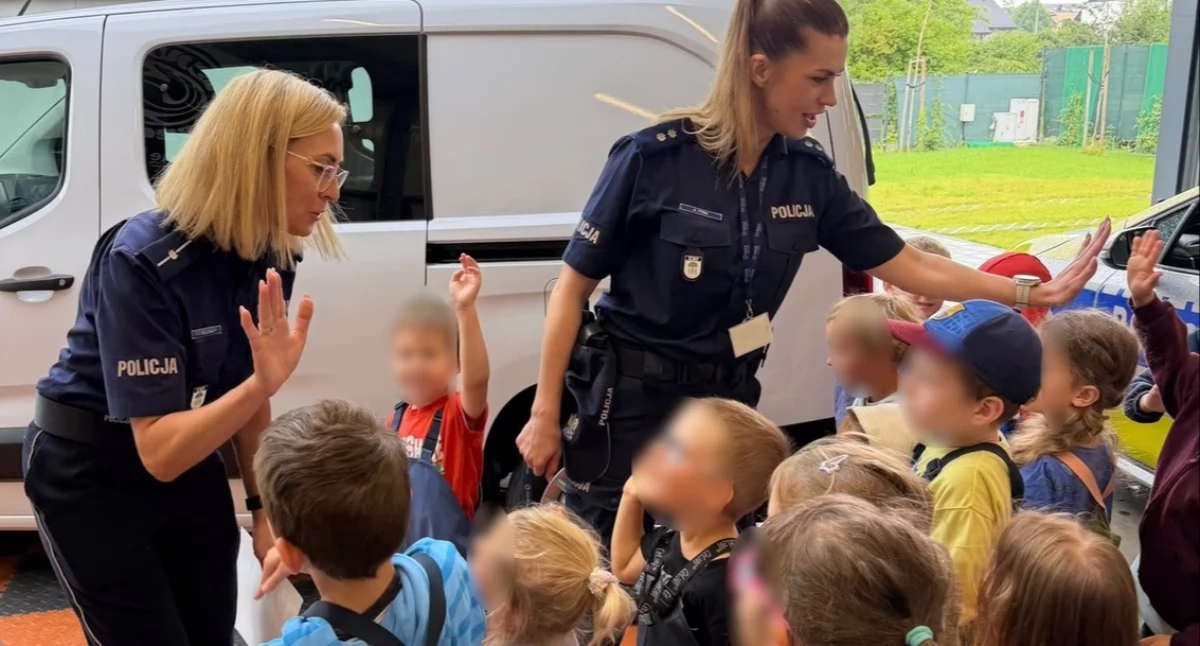 Policja i straż z wakacyjną lekcją dla najmłodszych
