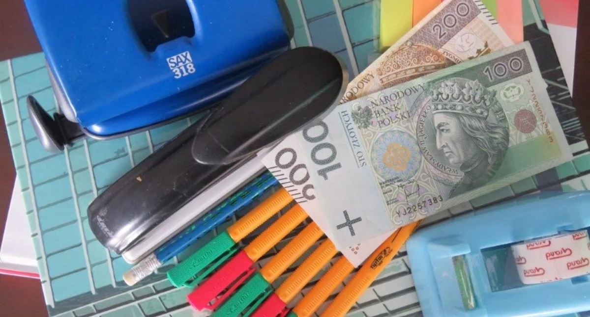 Czas na zakupy wyprawki szkolnej? 300 zł od ZUS może się przydać. Ruszyły wypłaty z programu Dobry Start