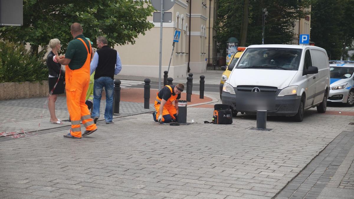 Chciał wjechać na rynek, wjechał w słupki