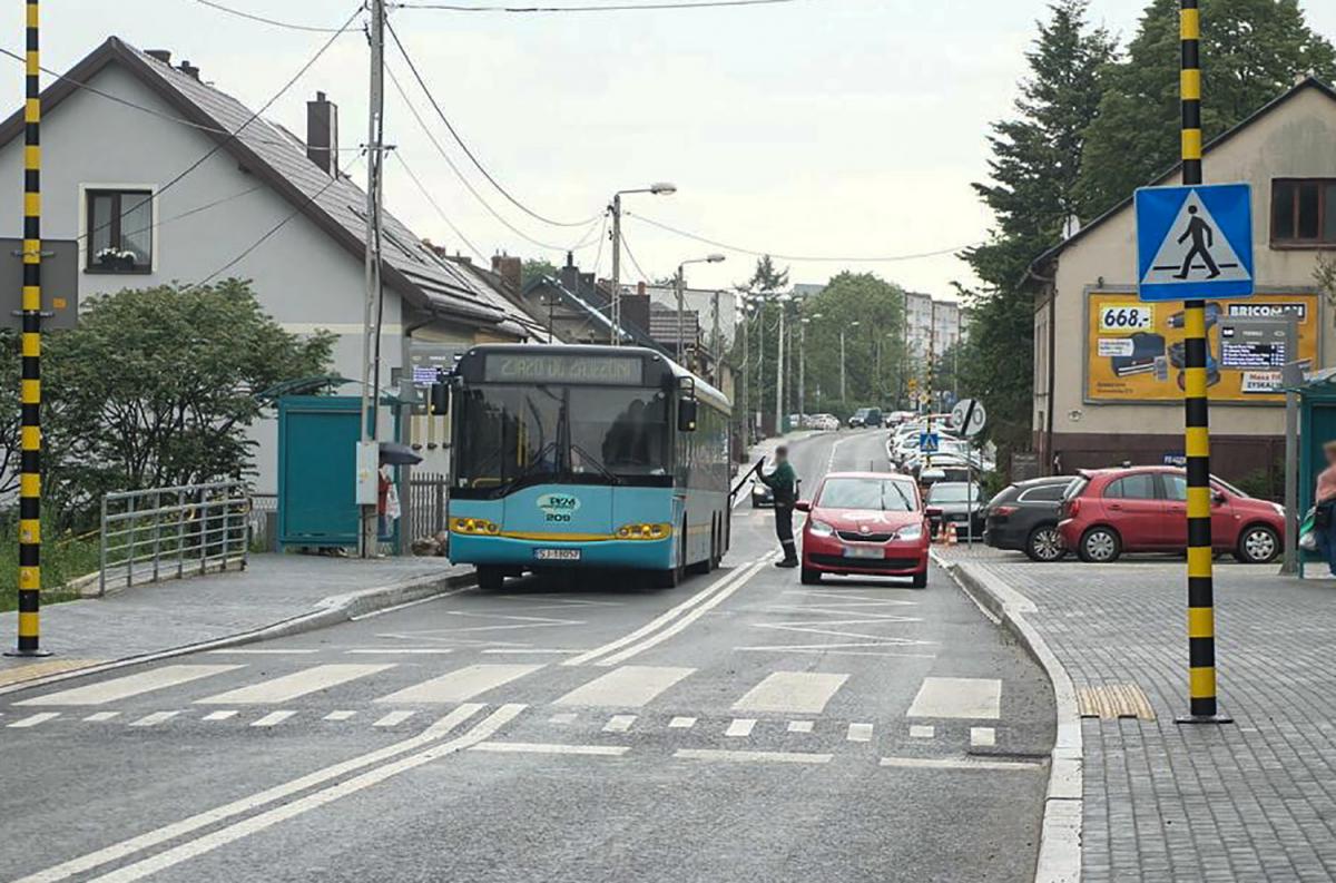 Musieli wymijać na pasach. Przyczyną... brak zatoczki
