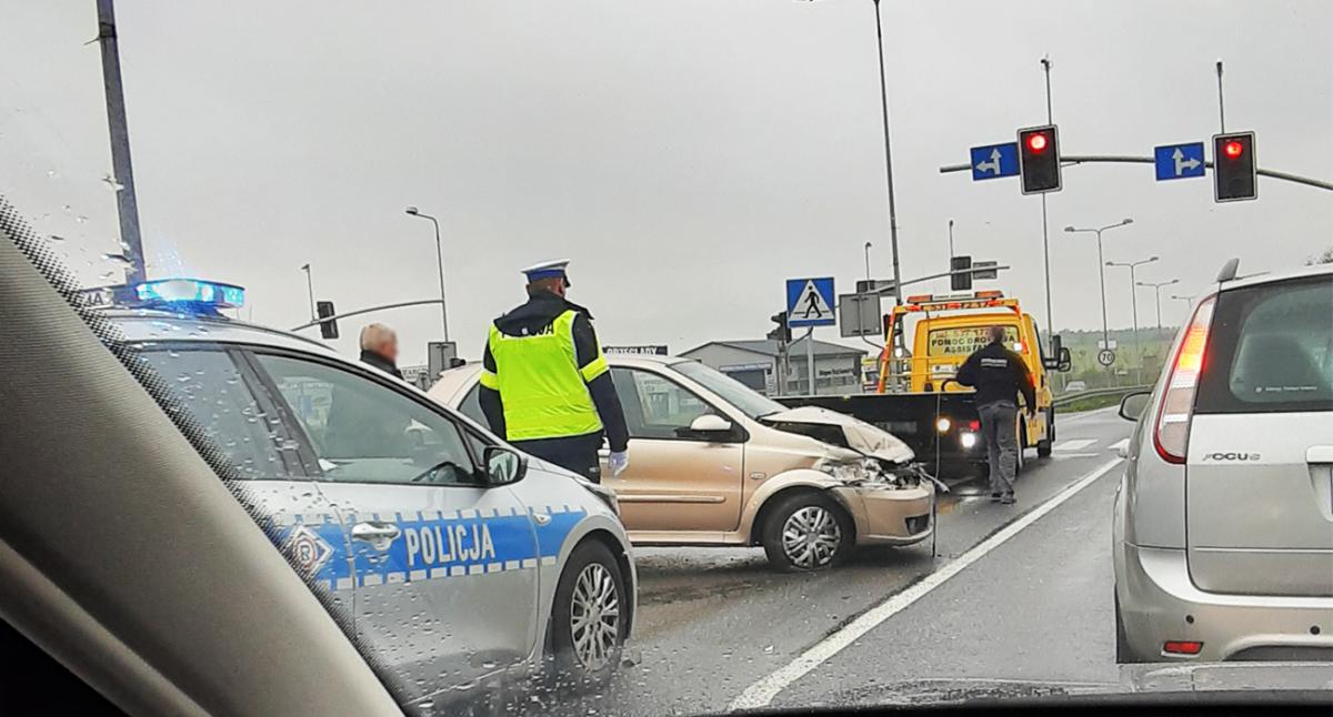72-latek wjechał w barierki na Krakowskiej
