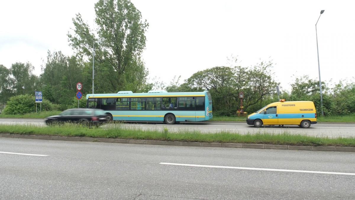 Kamień stłukł szybę w autobusie?