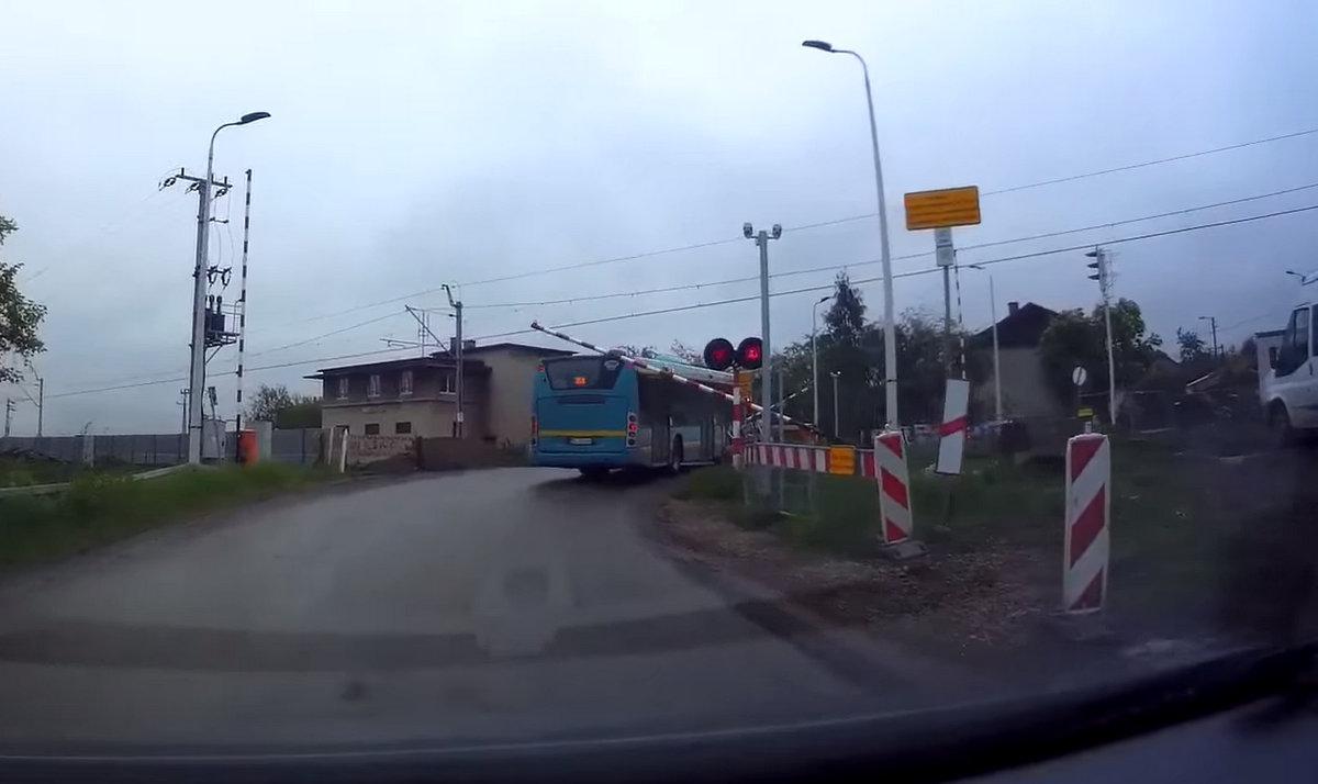 Kierowca autobusu PKM stracił prawo jazdy bo wjechał na zamykający się przejazd kolejowy