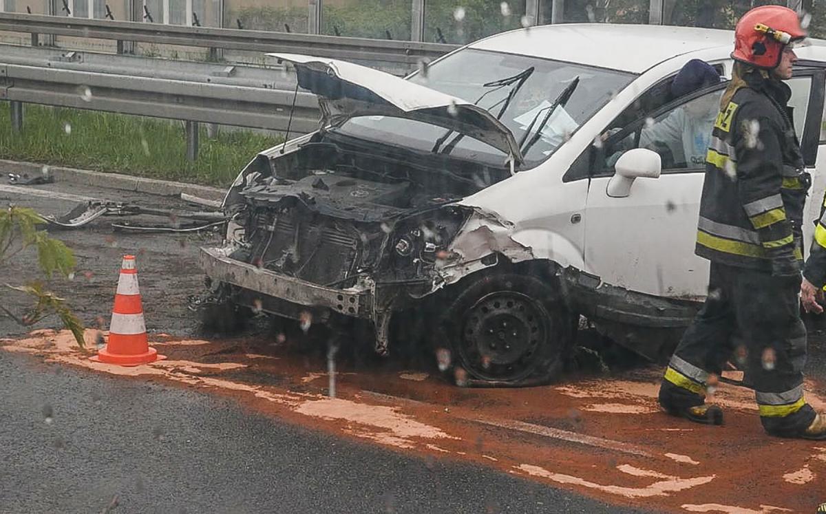 Toyota w barierkach na Grunwaldzkiej