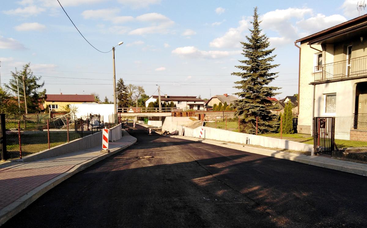 Asfaltują drogę pod wiaduktem na Pieczyskach