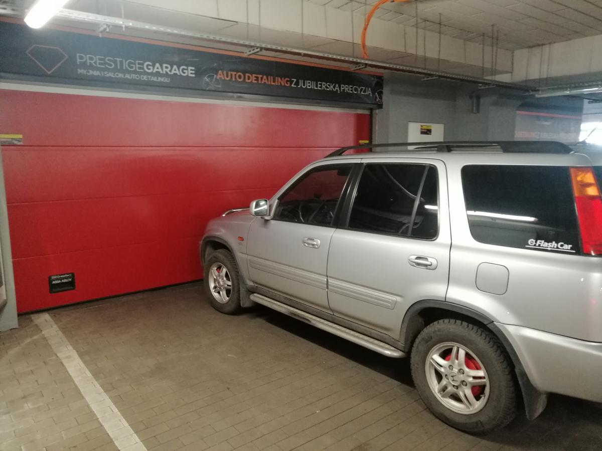 Zastawiła samochodem myjnię, więc go... umyli