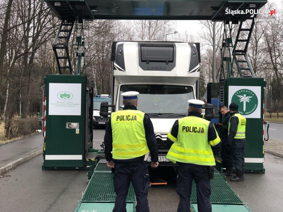 13 zatrzymanych dowodów rejestracyjnych na 23 skontrolowane auta
