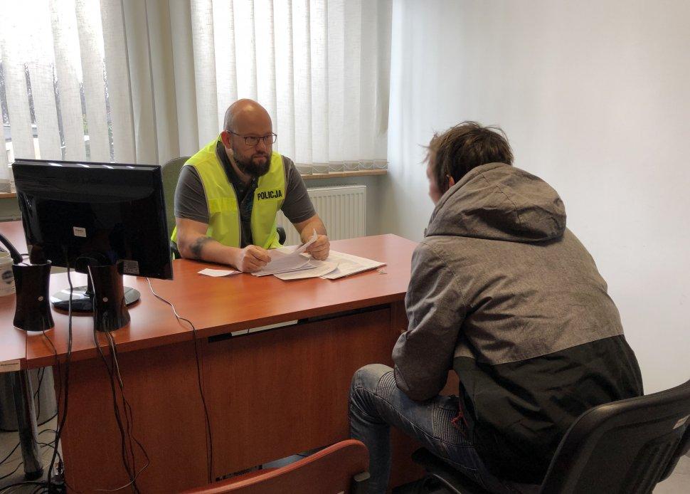 Pijany bez prawa jazdy w kradzionym aucie proponował łapówkę