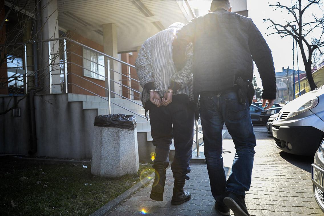 Zaatakował policjantów gazem i łomem