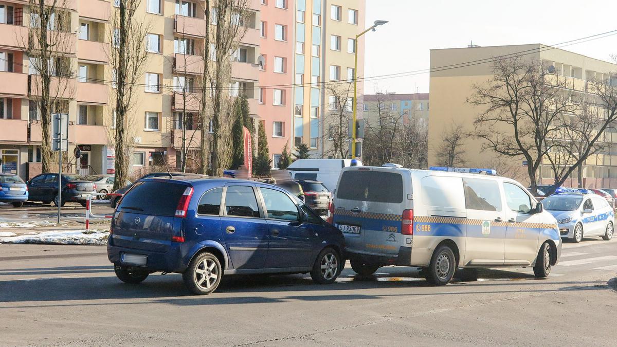 Pijana kobieta wjechała w radiowóz