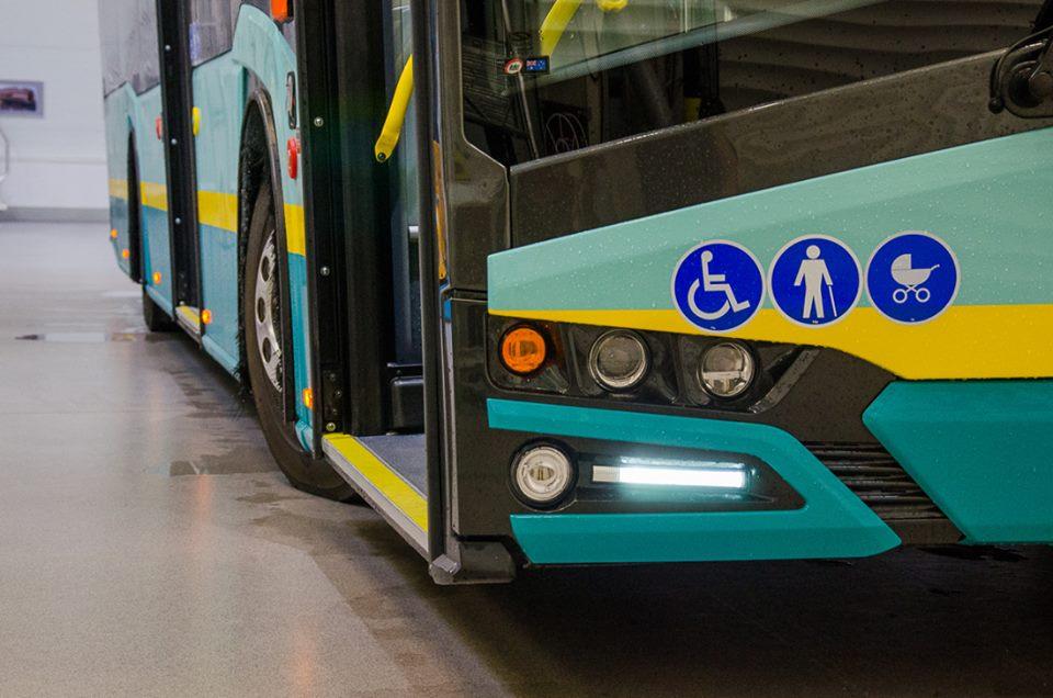 Zepsuty autobus utrudnia wjazd na A4