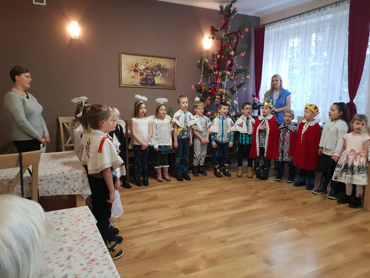 Przedszkolaki z PM nr 18 odwiedziły pensjonariuszy jaworznickiego Domu Pomocy Społecznej