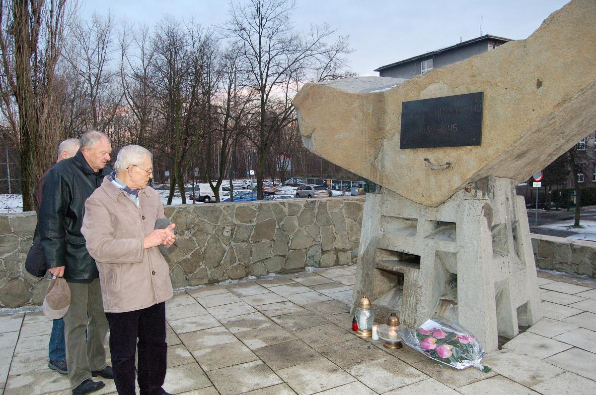 Kwiaty pod pomnikiem ofiar filii Auschwitz Birkenau w Jaworznie