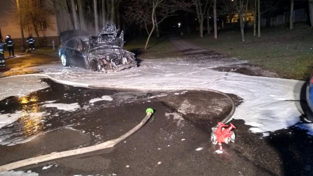 Pożar na Osiedlu Stałym. Zapaliło się auto