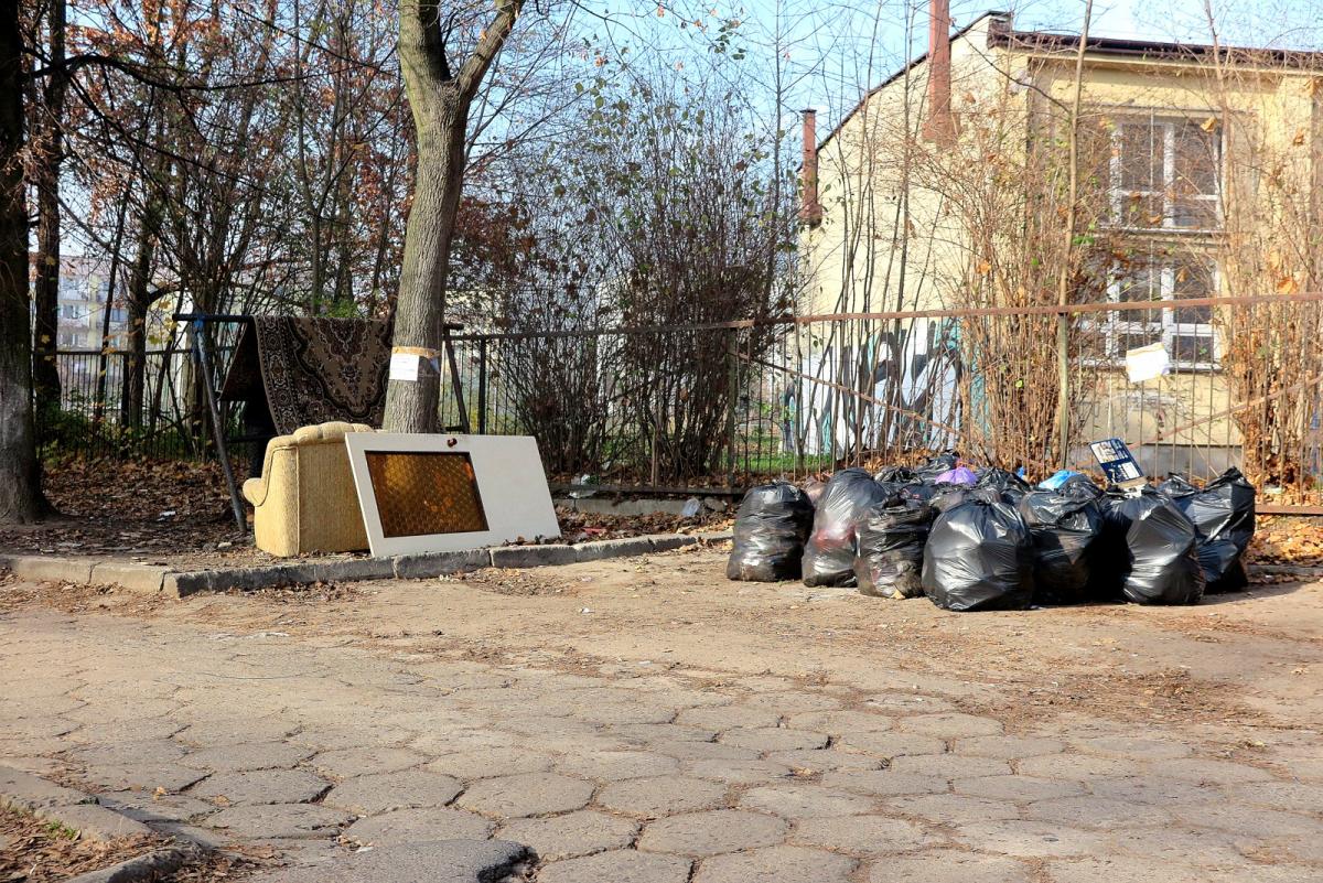 Zlikwidowane stanowisko kontenerowe.  A śmieci przybywa!