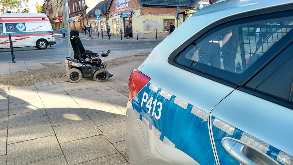 Koparka najechała na wózek inwalidzki
