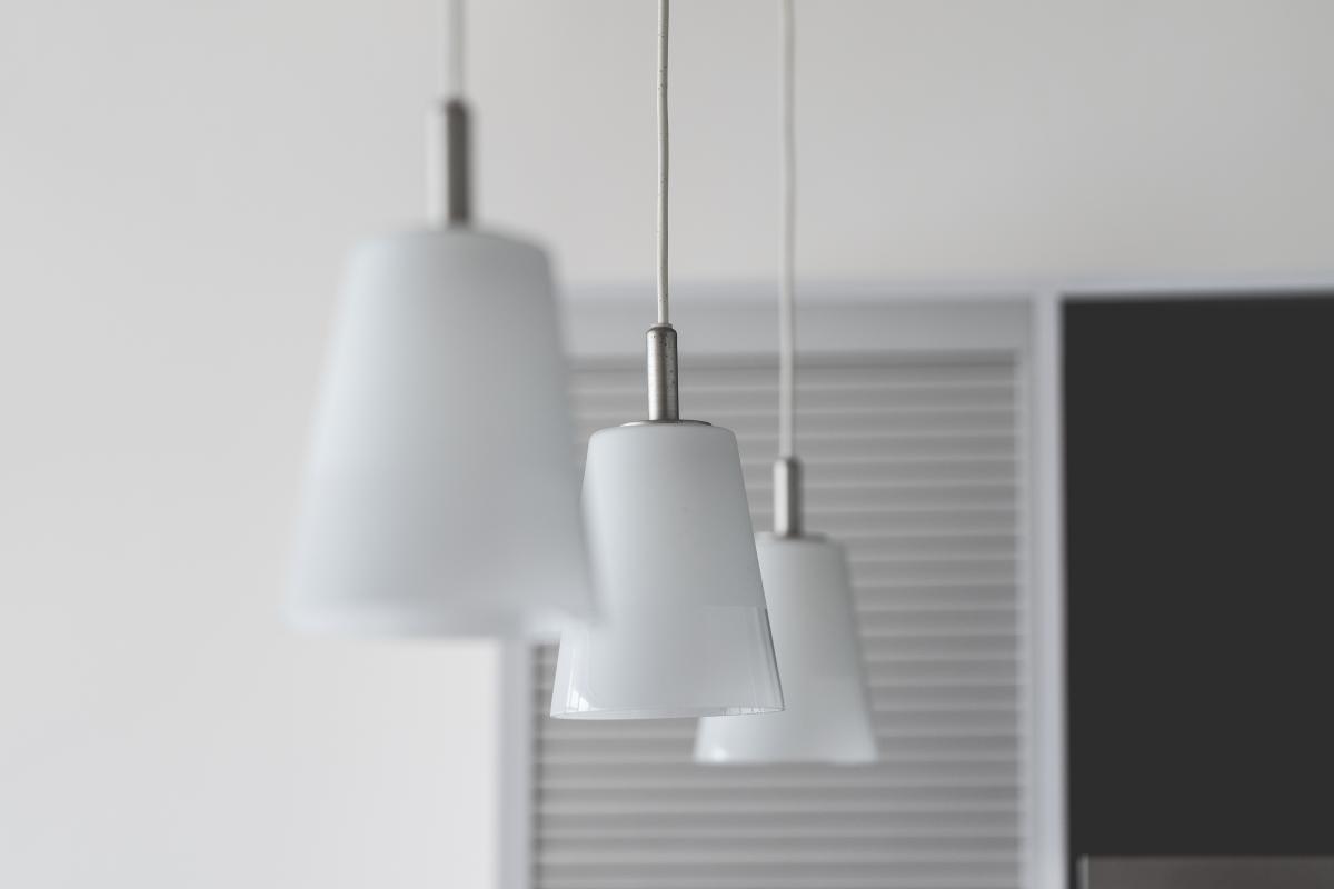 Jaka lampa do salonu w stylu skandynawskim? Praktyczne wskazówki
