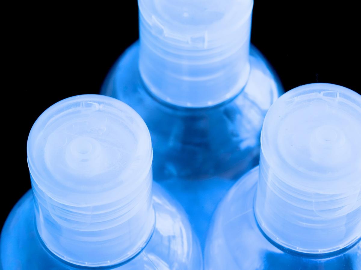 Jaka jest zależność między butelkami PET a HDPE?
