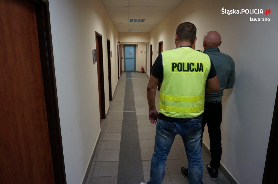 Jaworznianin nie zatrzymał się do kontroli i zaatakował policjantów