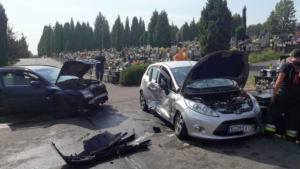 Wypadek samochodowy na cmentarzu