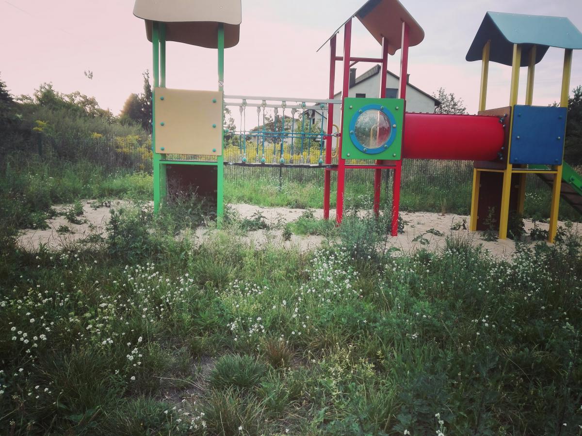 Zaniedbany plac zabaw